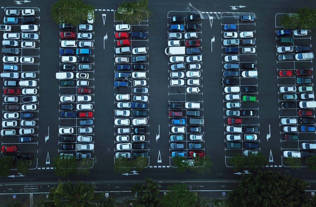 Vista Aérea de un Parking. Servicios. Vehículos de Importación.