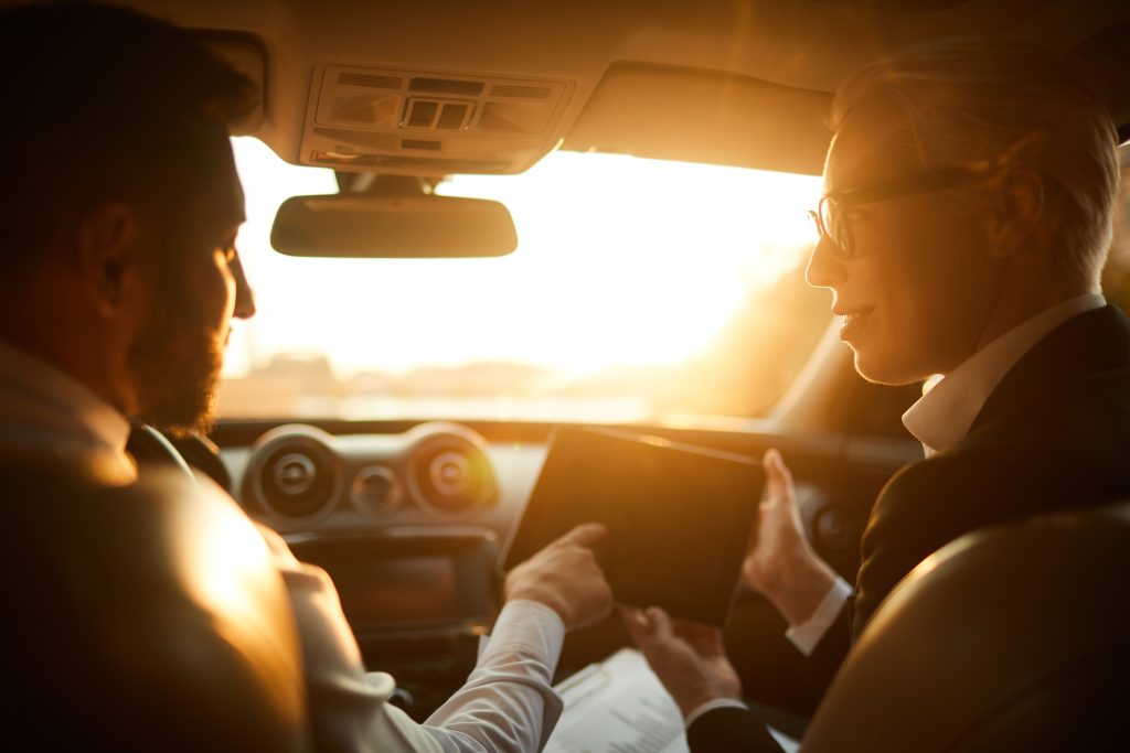 Aviso Legal. Personas sentadas dentro de un Coche. Servicios.