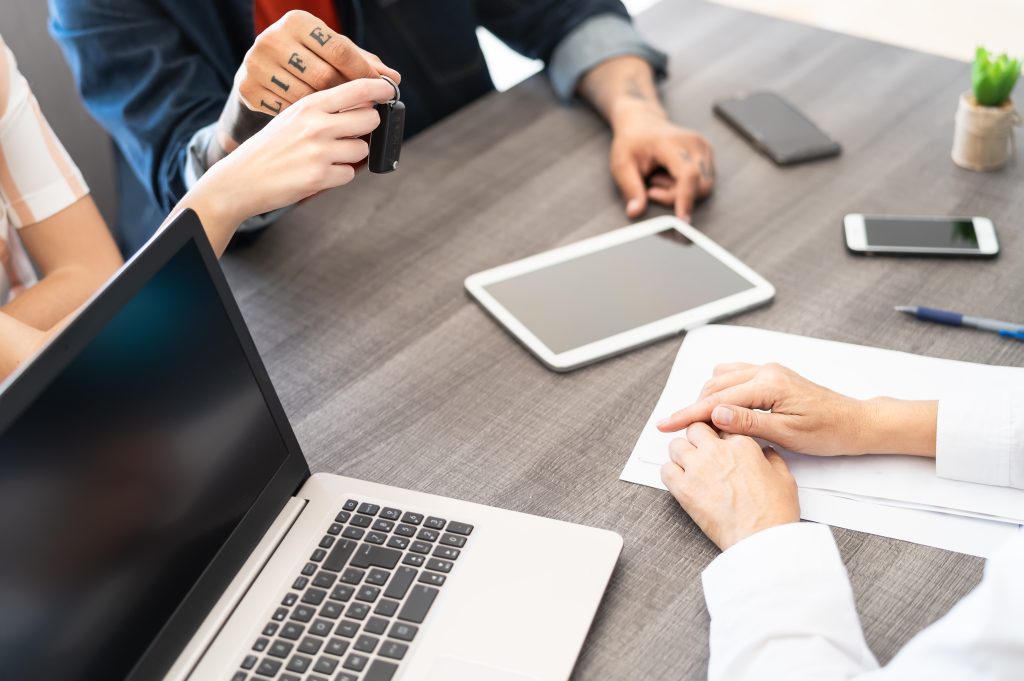 Servicios. Clientes para transferencia de automóvil en Gestoría Lamas.