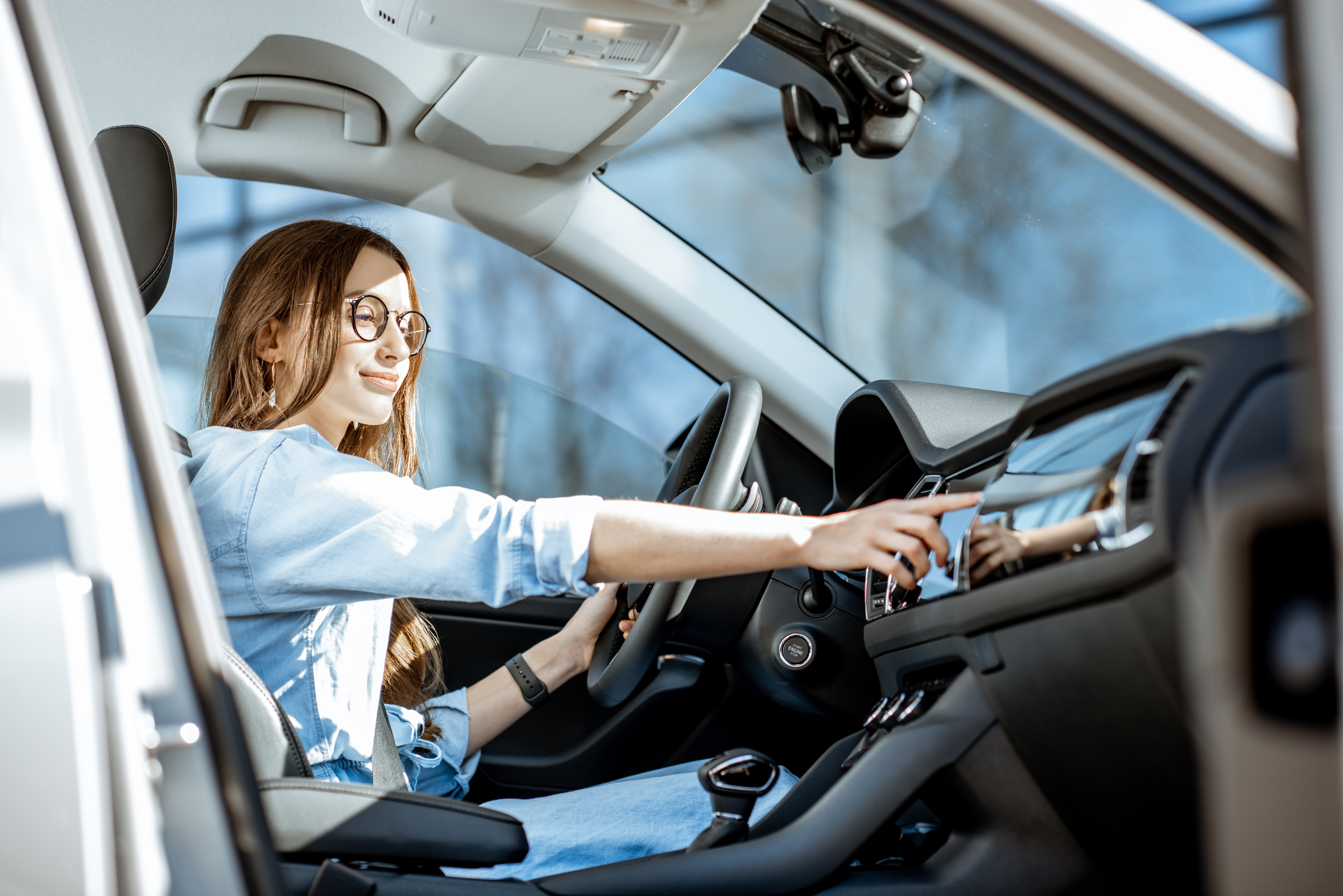 Servicios. Matriculación de Vehículos. Mujer en un coche.